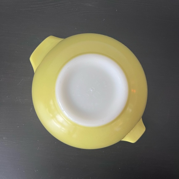 Vintage Pyrex Yellow Cinderella Mixing Nest Bowl #441 (1 1/2 pt) - Picture 3 of 5